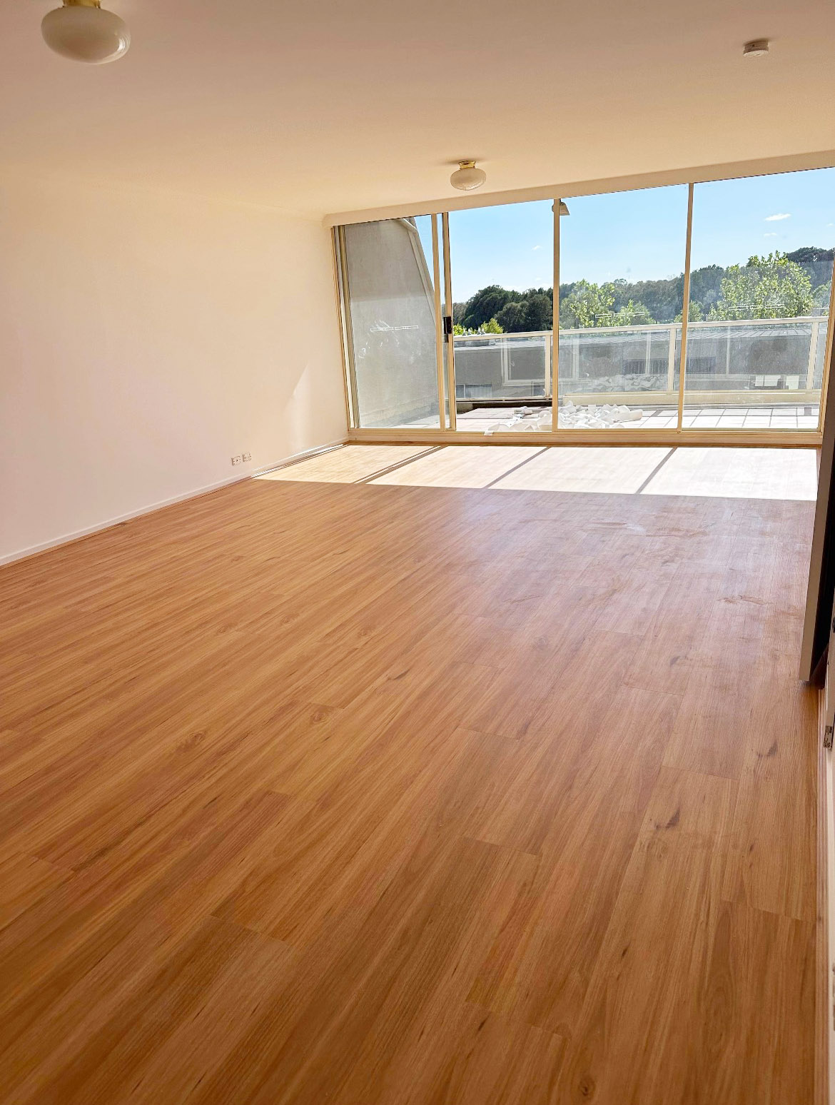 Hybrid timber-look flooring